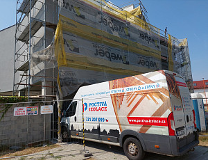 Zateplení podlahy polyfunkčního domu pomocí foukané izolace